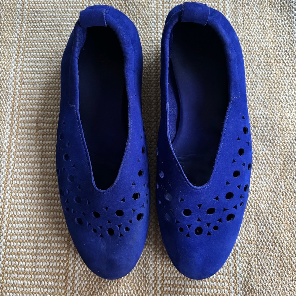 ARCHE perforated nubuck flat